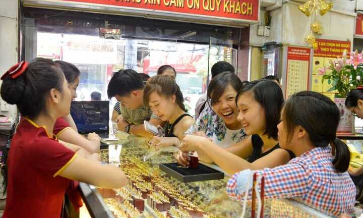 Giá vàng hôm nay 23/12 giảm sâu, rủi ro mới lại xuất hiện