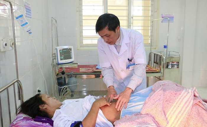 Xúc động 5 cán bộ y tế hiến máu cứu sống sản phụ bị băng huyết