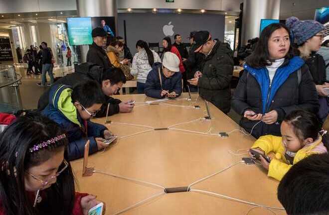 Khám phá hành trình của iPhone từ nhà máy đến tay người dùng