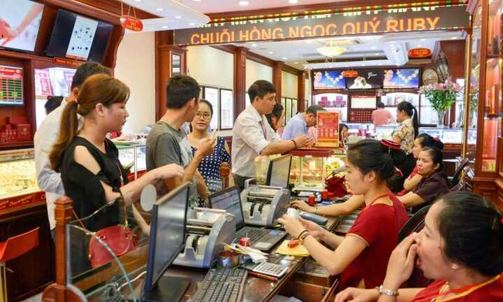 Giá vàng hôm nay 3/1 tăng dựng đứng, SJC bớt ‘chặt chém’