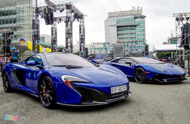 Đầu năm, Minh Nhựa khoe hai siêu xe cùng màu