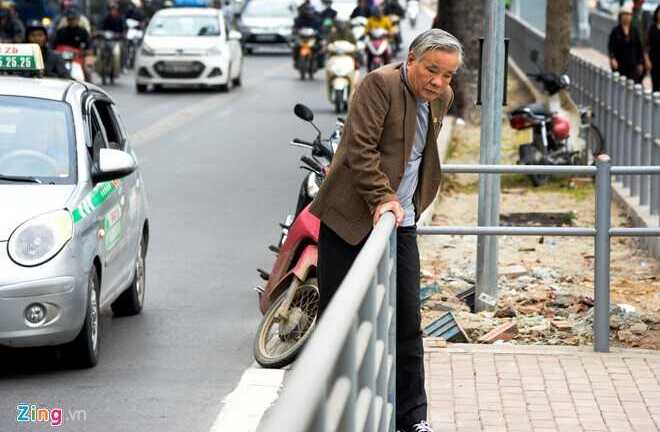Hành khách loay hoay tìm lối vào nhà chờ buýt nhanh BRT