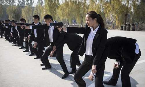 Vệ sĩ Trung Quốc đỏ mắt tìm chủ đại gia