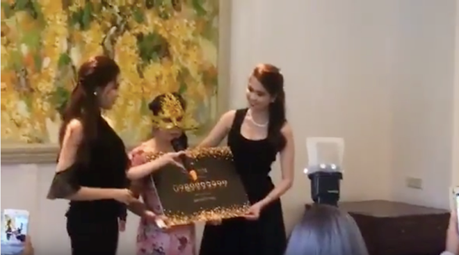 Siêu SIM 0989999999 vừa được Ngọc Trinh bán giá 18,6 tỷ