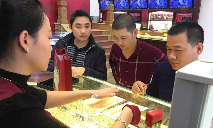 Giá vàng hôm nay 17/1 lại rẻ kỷ lục