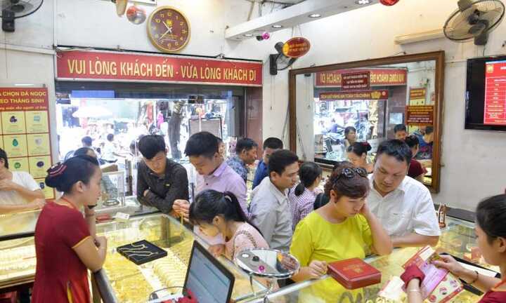 Giá vàng hôm nay 19/1 ‘lao dốc', giá USD nhảy vọt