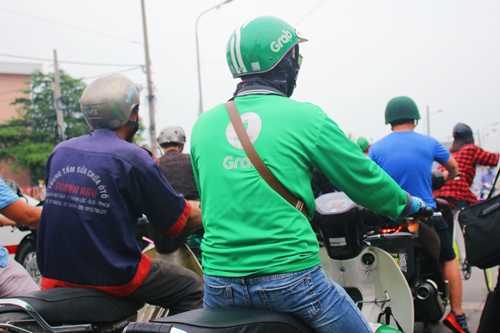 Khách phàn nàn GrabBike tăng giá gấp 3 lần ngày cận Tết