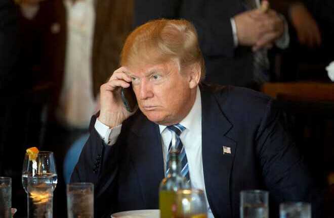 Tổng thống Mỹ Donald Trump đang dùng điện thoại gì?