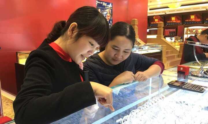 Giá vàng hôm nay 23/1 tăng dựng đứng