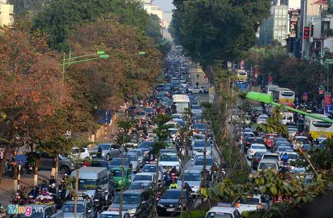 Ô tô ngập đường, Hà Nội lại tắc dài ngày cận Tết