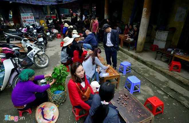 Đá quý bày bán như rau ngày cận Tết