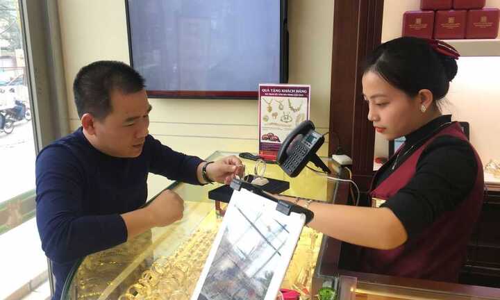 Giá vàng hôm nay 25/1 lại đắt đỏ, giá USD tự do tăng dựng đứng