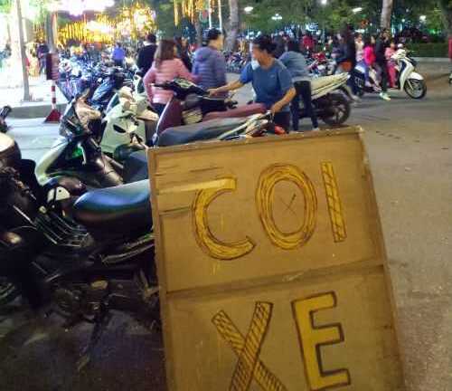 Cho thuê áo dài, giữ xe kiếm bạc triệu ngày Tết