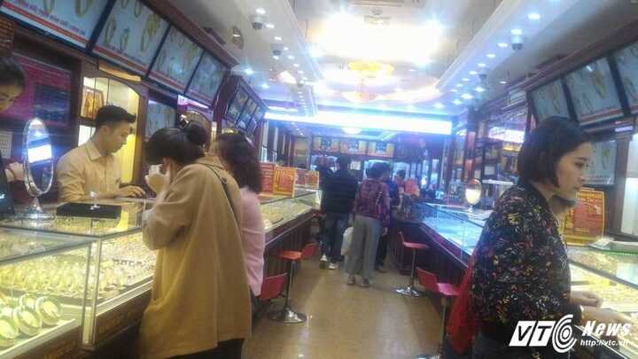 Giá vàng hôm nay 3/2 rơi từ ‘đỉnh’ 38 triệu đồng/lượng