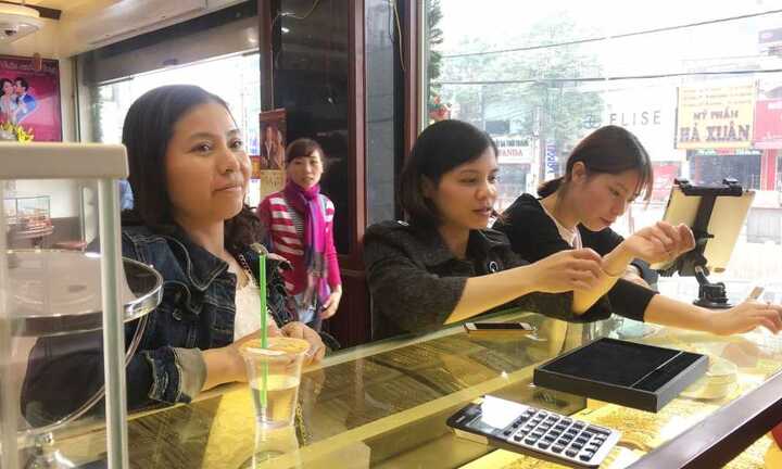 Giá vàng hôm nay 4/2 trồi sụt chóng mặt