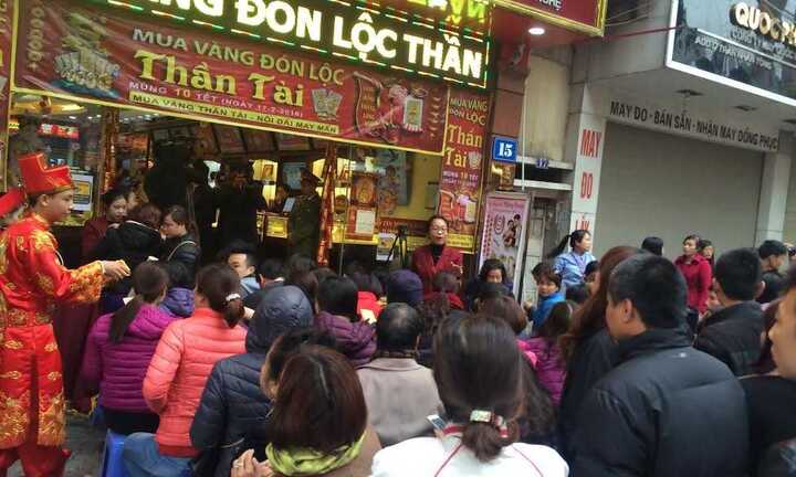 Giá vàng tăng mạnh sát ngày Thần Tài: Vợ chồng trẻ cả đêm mất ngủ