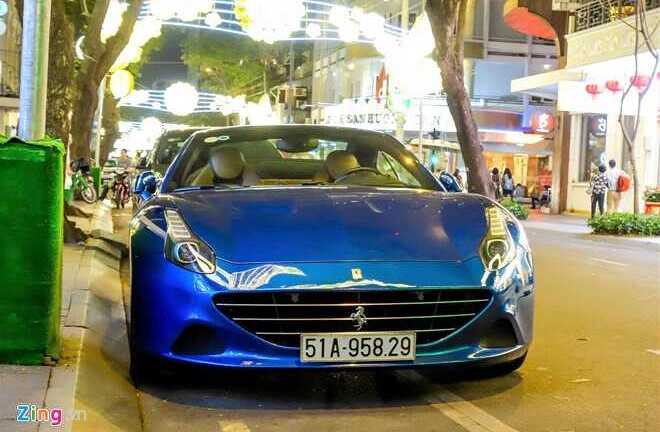 Siêu xe Ferrari California T thứ hai lăn bánh trên phố Sài Gòn