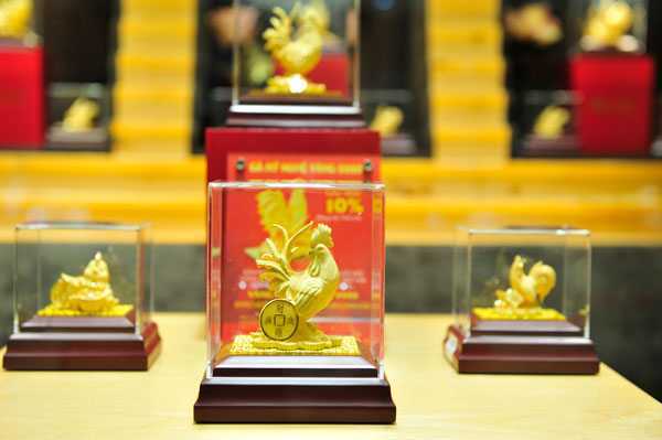 Dân phát cuồng với vàng ngày Thần tài, nhà vàng ‘hứng lộc’ thế nào?