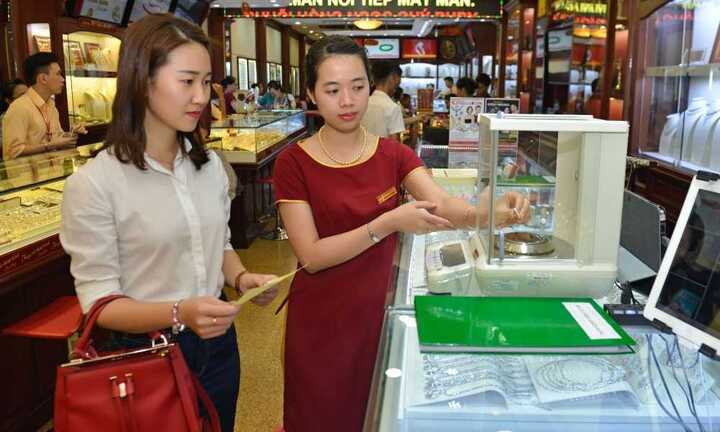 Giá vàng hôm nay 9/2 tăng mạnh, vượt mốc 37 triệu đồng/lượng