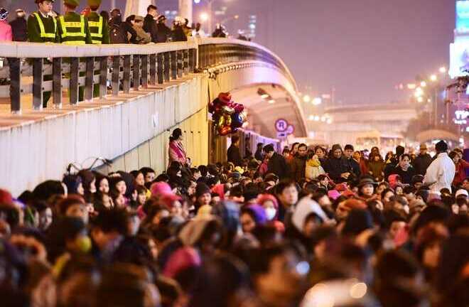 'Biển người' lại chen chúc tràn ra đường cầu an ở chùa Phúc Khánh