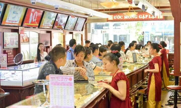 Giá vàng hôm nay 10/2 ‘bắt tay’ giá USD ‘rơi tự do’