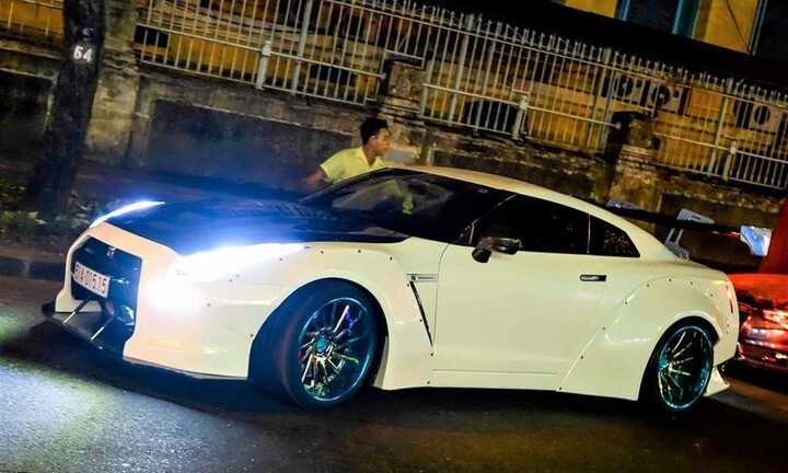 Xe thể thao Nissan GT-R độ thân rộng kiểu Nhật dạo phố Sài Gòn