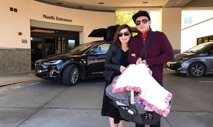 Đan Trường mang siêu xe đón vợ con xuất viện