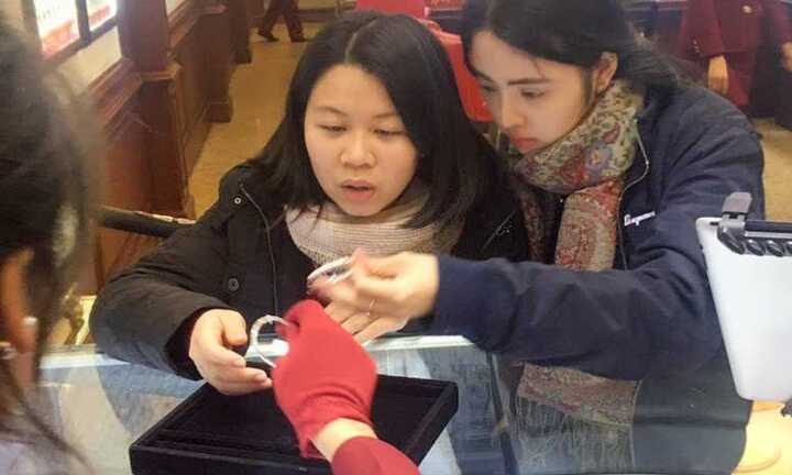 Giá vàng hôm nay 8/3 xuống ‘đáy’ 6 tuần