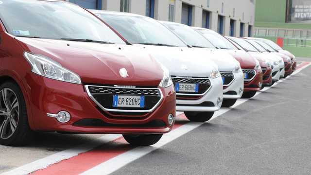 Ô tô giá rẻ tràn ngập, xe Pháp gặp khó tại Việt Nam