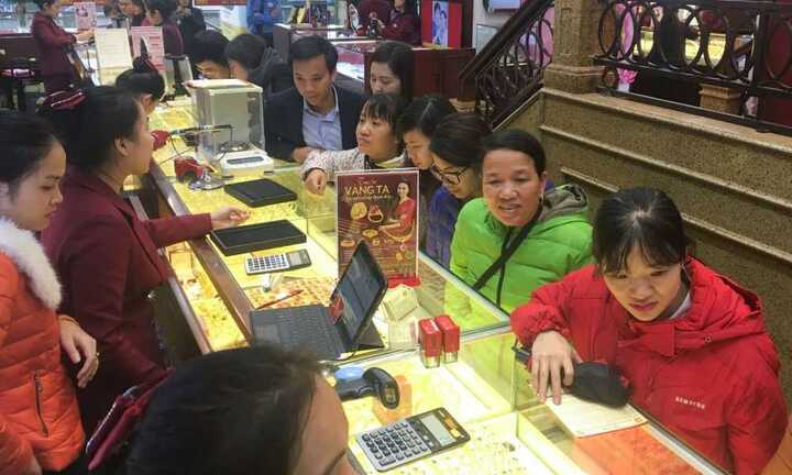 Giá vàng hôm nay 15/3 vẫn neo ở mức ‘đắt’ kỷ lục