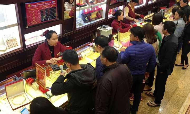 Giá vàng hôm nay 16/3 tăng dựng đứng, giá USD ‘rơi’ tự do