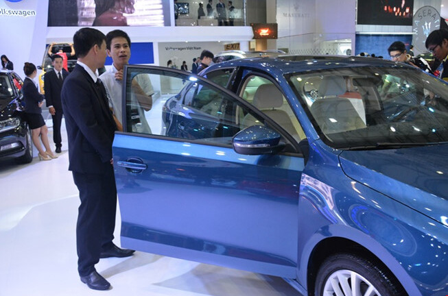 Ô tô con giá rẻ vẫn ùn ùn đổ về Việt Nam