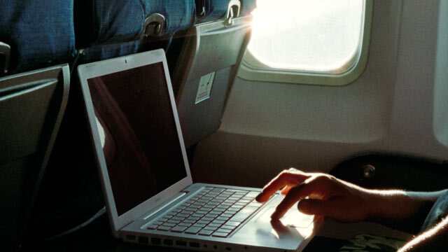 Lo khủng bố, Mỹ và Anh cấm mang laptop lên máy bay