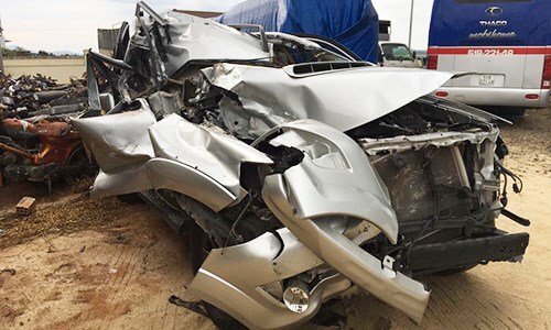 Toyota Fortuner nát bét túi khí vẫn không nổ tại Việt Nam