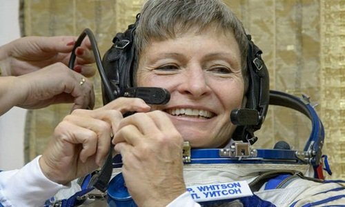 Nữ phi hành gia lớn tuổi nhất thế giới đi bộ trong không gian