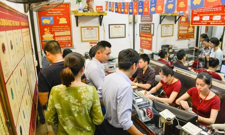 Giá vàng thế giới tăng điên cuồng, bao giờ giá vàng SJC bứt phá theo?