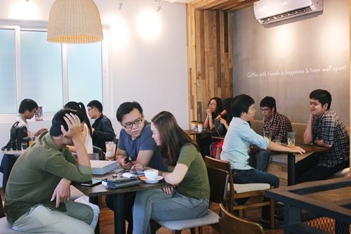 Quán cà phê máy lạnh, bờ sông Sài Gòn hốt bạc