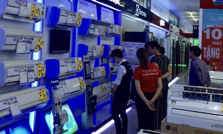 Đổ xô mua điều hòa, khách xếp hàng 3 ngày mới được lắp đặt