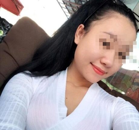 Tiểu thư xinh đẹp dùng roi điện cướp của cụ bà