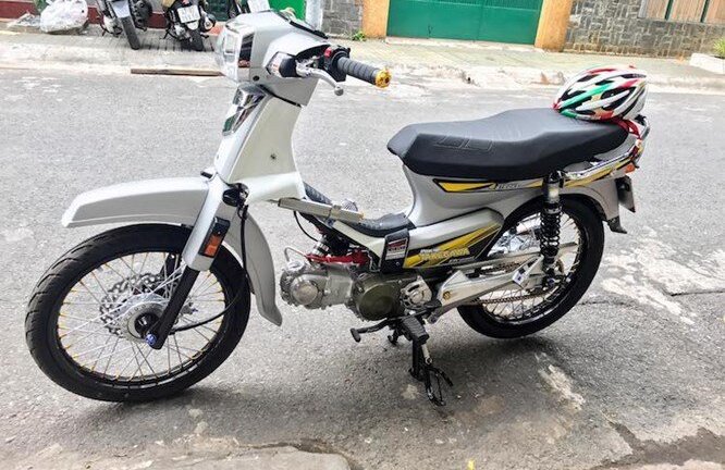 Honda Dream II độ hơn 200 triệu đồng ở Việt Nam