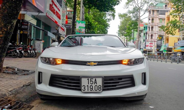 Xe thể thao mui trần Chevrolet Camaro 2017 đầu tiên trên đường Sài Gòn