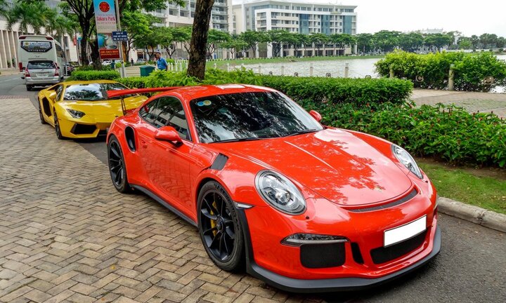Cường Đô La tự tay rửa Porsche 911 GT3 mới tậu