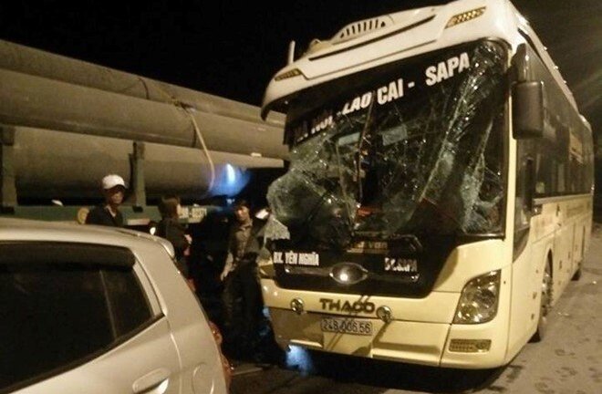 Xe khách phóng tốc độ cao húc đuôi xe đầu kéo, 5 người thương vong