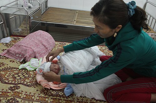 Bé trai bị bỏ rơi giữa đồng còn nguyên dây rốn