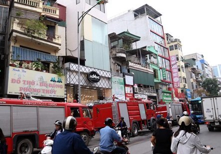 Cháy lớn ngôi nhà 5 tầng trong phố Bạch Mai