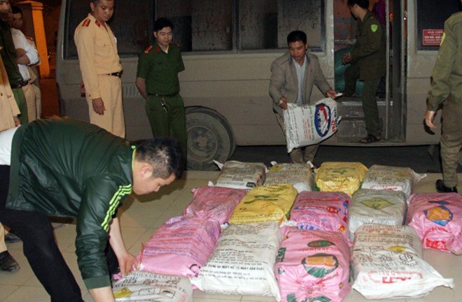 Tạm giữ lái xe khách vận chuyển trái phép gần một tấn thuốc nổ