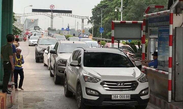 Dân vẫn dàn hàng, mang tiền lẻ mua vé qua trạm thu phí để phản đối