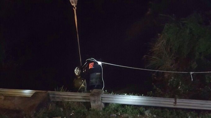 Xe hơi lao xuống trạm bơm, 2 người chết thảm