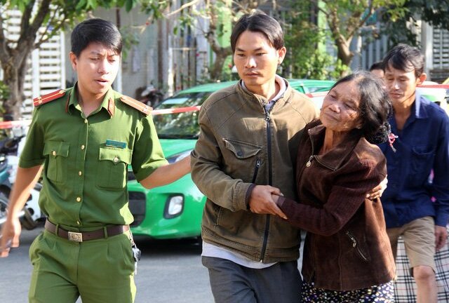Cha mẹ khóc thảm, bất lực nhìn con gái kêu cứu trong đám cháy