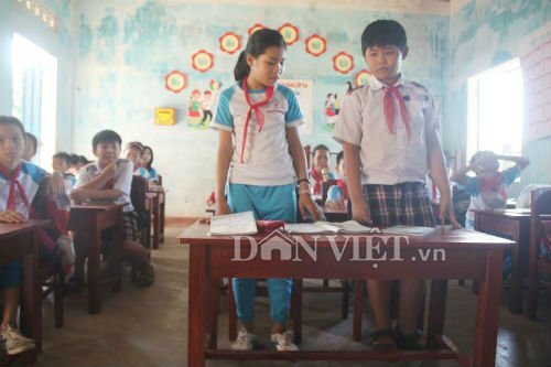 Hàng trăm học sinh Quảng Ngãi phải quỳ học: Bàn ghế được thay còn...thấp hơn
